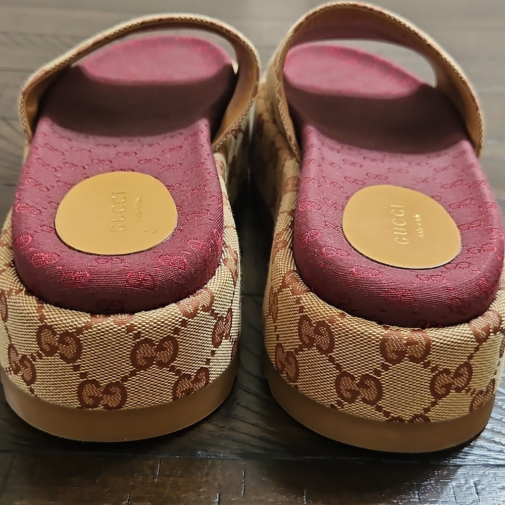 NWOT Gucci Beige Monogram Platform Slides with Burgundy Footbed - Picture 4 of 5